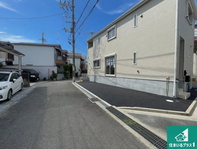29(土)30(日)現地説明会！◆東大阪市金岡　限定1邸の前面道路含む現地写真|周辺は閑静な住宅街！前面道路広々で車の出し入れも便利です。駐車が苦手な方でも安心して車庫入れできます！