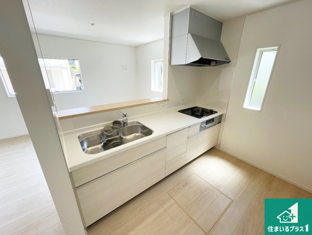 29(土)30(日)現地説明会！◆東大阪市金岡　限定1邸のキッチン|リビングと統一感があり、使い勝手のいいキッチン。広々としているので、二人並んで作業が出来ちゃいます。お子様と一緒に色々なお料理に挑戦できるスペースがあります。