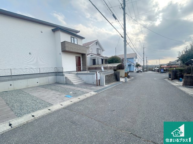 11(土)12(日)現地説明会　三田市つつじが丘南　限定1邸の前面道路含む現地写真|周辺は閑静な住宅街！前面道路広々で車の出し入れも便利です。駐車が苦手な方でも安心して車庫入れできます！
