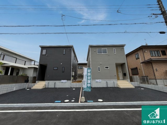 5(土)6(日)現地説明会！◆富田林市高辺台　ラスト1邸の前面道路含む現地写真|周辺は閑静な住宅街！前面道路広々で車の出し入れも便利です。駐車が苦手な方でも安心して車庫入れできます！