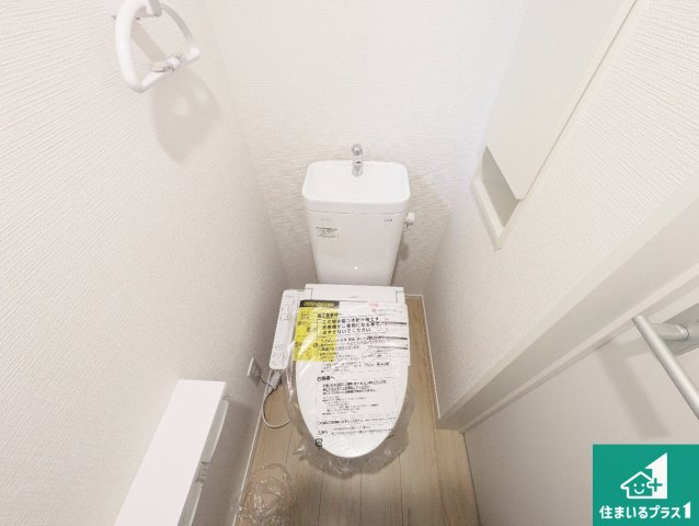 ■枚方市長尾峠町　第3期　新築一戸建てのトイレ|1・2階の2ヶ所にあるので、朝の忙しい時間の順番待ちもなく、深夜の利用にも大変便利です。