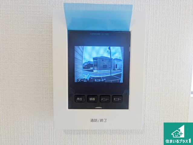 ■枚方市長尾峠町　第3期　新築一戸建ての防犯設備|カラーモニターインターホン！声だけでなく来訪者の姿や顔がモニターで確認できるので、小さなお子様がいらっしゃるご家庭でも安心できます！