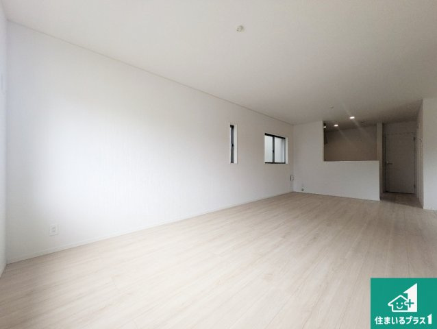 ■枚方市長尾峠町　第3期　新築一戸建ての居間・リビング|日当たり良好の明るいリビングで朝の目覚めもスッキリできそう！対面キッチンでご家族のコミュニケーションも自然と増える設計！小さなお子様が遊ぶスペースを作っても広々とくつろげるLDK！
