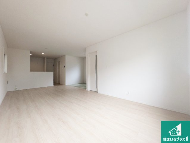 ■枚方市長尾峠町　第3期　新築一戸建ての居間・リビング|シンプルなリビングは、観葉植物等のインテリアを楽しめますね！パパ好みにも、ママ好みにも家具次第で雰囲気を変えることができます！