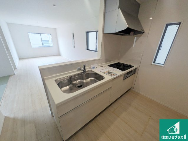 ■枚方市長尾峠町　第3期　新築一戸建てのキッチン|リビングと統一感があり、使い勝手のいいキッチン。広々としているので、二人並んで作業が出来ちゃいます。お子様と一緒に色々なお料理に挑戦できるスペースがあります。