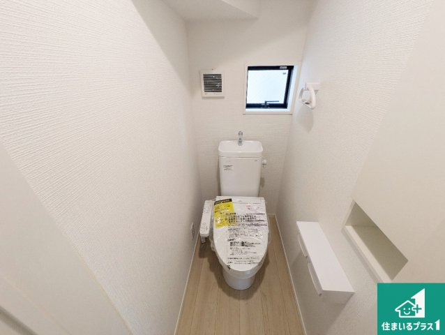 枚方市長尾峠町　第3期　新築一戸建てのトイレ|1・2階の2ヶ所にあるので、朝の忙しい時間の順番待ちもなく、深夜の利用にも大変便利です。