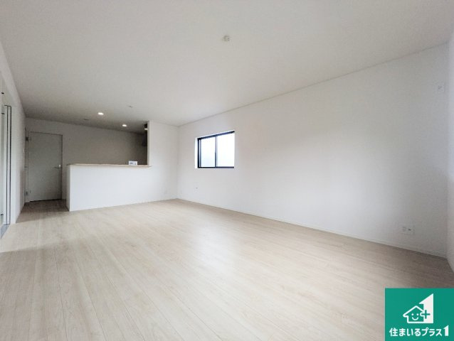枚方市長尾峠町　第3期　新築一戸建ての居間・リビング|シンプルなリビングは、観葉植物等のインテリアを楽しめますね！パパ好みにも、ママ好みにも家具次第で雰囲気を変えることができます！