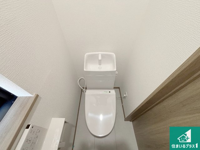 　大東市南郷町　新築一戸建てのトイレ|1・2階の2ヶ所にあるので、朝の忙しい時間の順番待ちもなく、深夜の利用にも大変便利です。