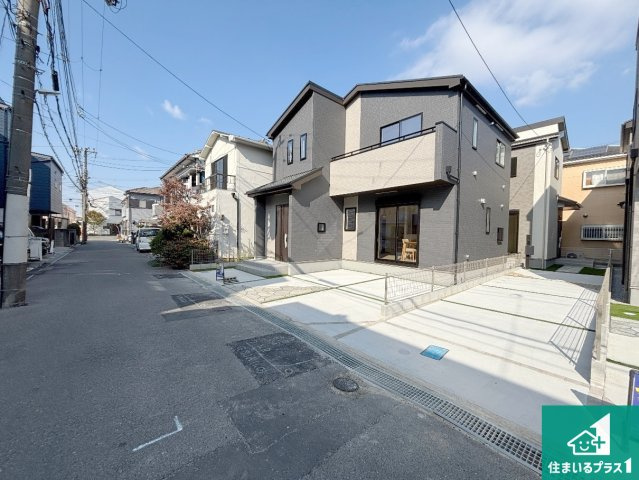 　大東市南郷町　新築一戸建ての前面道路含む現地写真|周辺は閑静な住宅街！前面道路広々で車の出し入れも便利です。駐車が苦手な方でも安心して車庫入れできます！