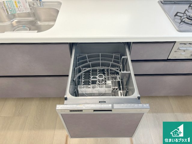 　大東市南郷町　新築一戸建ての設備|食事後の一仕事、食器洗いをボタン一つでお任せできちゃいます！場所を取らないビルトイン式なので、お料理スペースもしっかり確保！