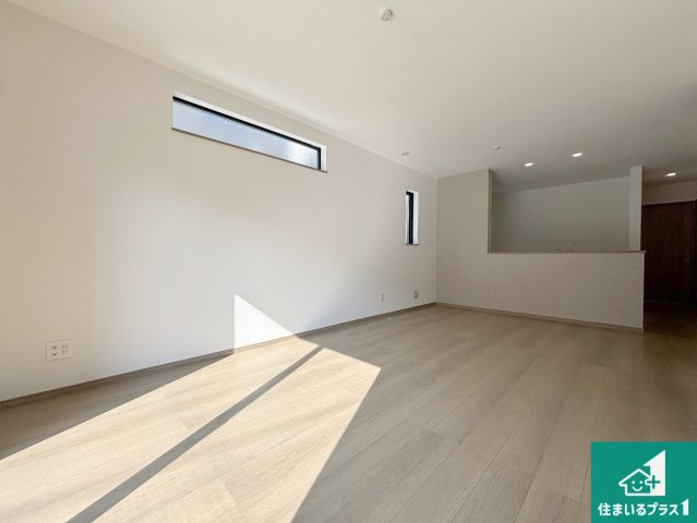 　大東市南郷町　新築一戸建ての居間・リビング|シンプルなリビングは、観葉植物等のインテリアを楽しめますね！パパ好みにも、ママ好みにも家具次第で雰囲気を変えることができます！