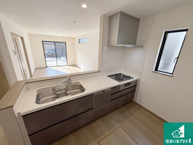 　大東市南郷町　新築一戸建てのキッチン|リビングと統一感があり、使い勝手のいいキッチン。広々としているので、二人並んで作業が出来ちゃいます。お子様と一緒に色々なお料理に挑戦できるスペースがあります。