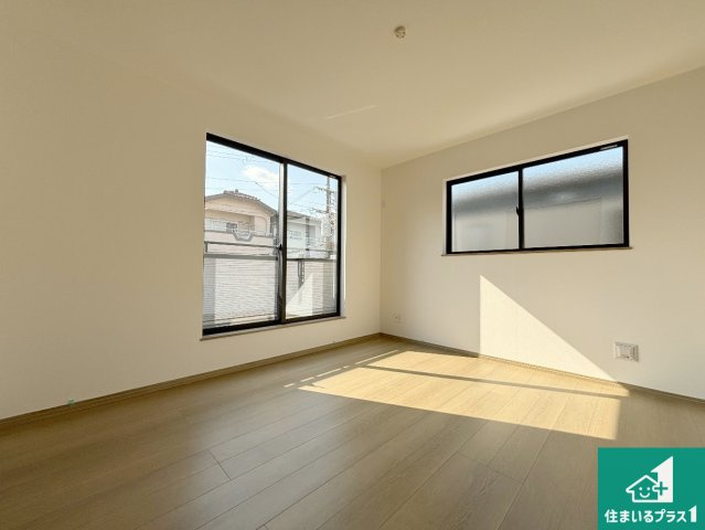 　大東市南郷町　新築一戸建ての洋室|一室あると便利な和室は客間としてだけでなく、小さなお子様のプレイルームや食後のくつろぎスペースとしてもご利用いただけます。収納もついていますので大活躍間違いなし！