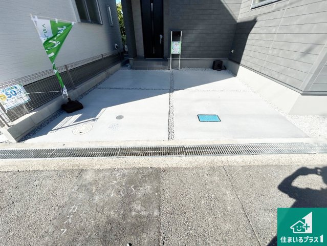 貝塚市澤　第9期　新築一戸建ての駐車場|並列２台駐車可能！ゆとりの駐車スペースで車庫入れもスムーズ！