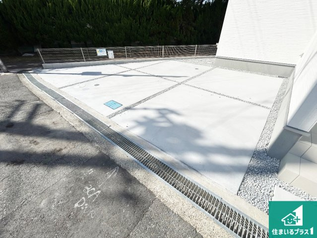 ♦貝塚市澤　第9期　新築一戸建ての駐車場|並列２台駐車可能！ゆとりの駐車スペースで車庫入れもスムーズ！