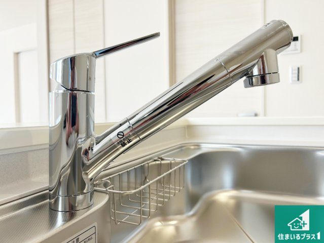 ♦貝塚市澤　第9期　新築一戸建ての設備|浄水器を内蔵！炊飯時、お茶を作る時に安心してお水を使えます！お湯と冷水、浄水と原水、シャワーの切替えもワンタッチです！