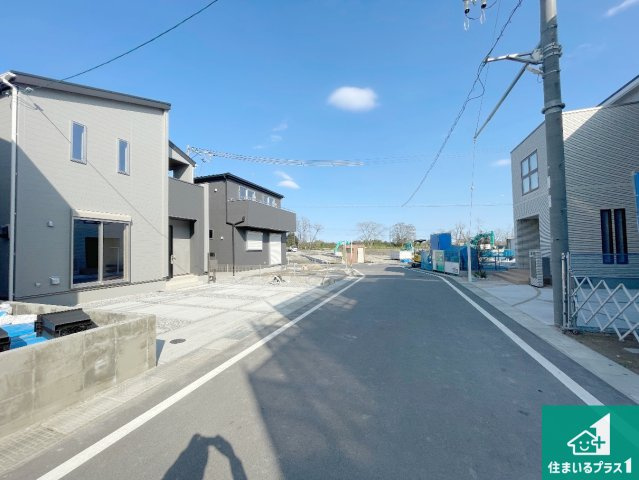 ★1(土)2(日)現地見学可能！★大津市堅田　全4邸の前面道路含む現地写真|周辺は閑静な住宅街！前面道路広々で車の出し入れも便利です。駐車が苦手な方でも安心して車庫入れできます！