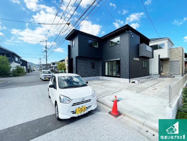 ★29(土)30(日)現地見学可能！★近江八幡市出町　ラスト１邸の前面道路含む現地写真|周辺は閑静な住宅街！前面道路広々で車の出し入れも便利です。駐車が苦手な方でも安心して車庫入れできます！