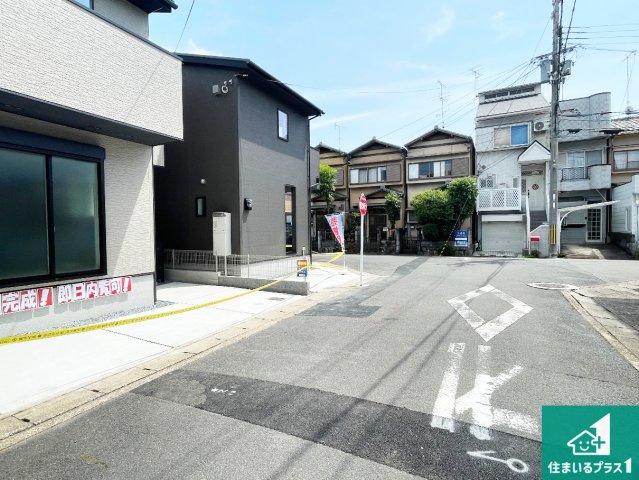★29(土)30(日)現地見学可能！★京都市伏見区小栗栖森本町　ラスト1邸の前面道路含む現地写真|周辺は閑静な住宅街！前面道路広々で車の出し入れも便利です。駐車が苦手な方でも安心して車庫入れできます！