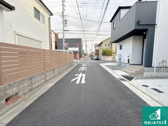 29(土)30(日)現地説明会！◆高石市高師浜　ラスト2邸の前面道路含む現地写真|周辺は閑静な住宅街！前面道路広々で車の出し入れも便利です。駐車が苦手な方でも安心して車庫入れできます！