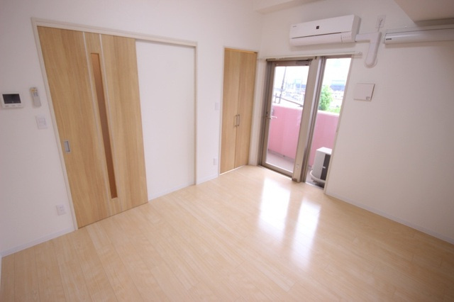 広島市南区宇品海岸２丁目の賃貸マンションの居間・リビング