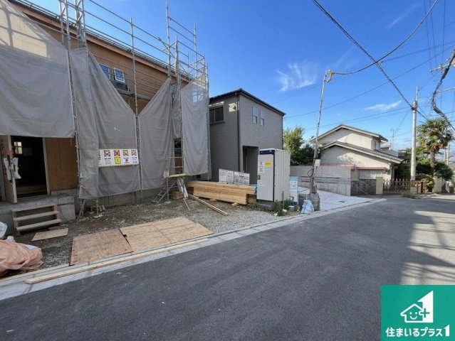 ◆5(土)6(日)現地見学可能！◆東大阪市東石切町　新築一戸建ての前面道路含む現地写真|周辺は閑静な住宅街！前面道路広々で車の出し入れも便利です。駐車が苦手な方でも安心して車庫入れできます！
