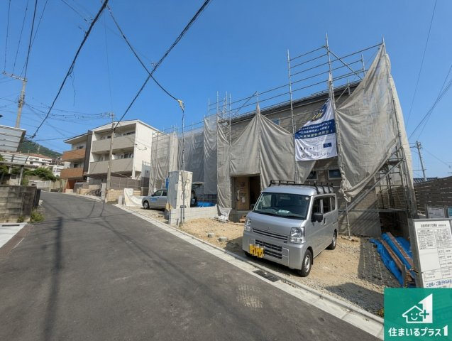 東大阪市東石切町　新築一戸建ての前面道路含む現地写真|周辺は落ち着いた街並みの住宅地！子育てがしやすい住環境です！まだ未完成ですが、現地でしかわからない事もございます。是非一度ご覧ください。
