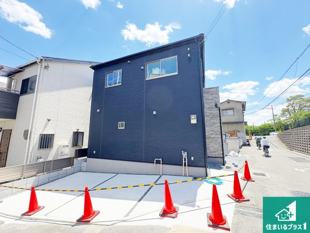 29日(土)30日(日)現地ご見学可能！　高槻市下田部町　限定1邸の外観|安心の10年保証！外観を美しく保ち、雨水で汚れを落とします！気になることがありましたら、お気軽にお問い合わせください！
