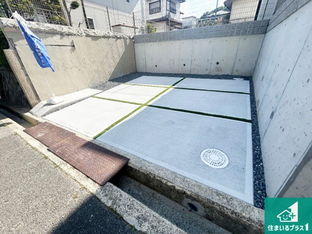 29日(土)30日(日)現地ご見学可能！　宝塚市中山桜台　限定1邸の駐車場|並列3台駐車可能！ゆとりの駐車スペースで車庫入れもスムーズ！


