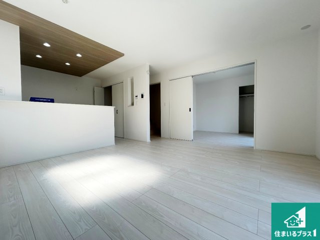 29日(土)30日(日)現地ご見学可能！　宝塚市中山桜台　限定1邸の居間・リビング|日当たり良好の明るいリビングで朝の目覚めもスッキリできそう！対面キッチンでご家族のコミュニケーションも自然と増える設計！小さなお子様が遊ぶスペースを作っても広々とくつろげるLDK！