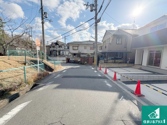 ★29(土)30(日)現地見学可能！★城陽市寺田宮ノ谷　ラスト1邸の前面道路含む現地写真|周辺は閑静な住宅街！前面道路広々で車の出し入れも便利です。駐車が苦手な方でも安心して車庫入れできます！