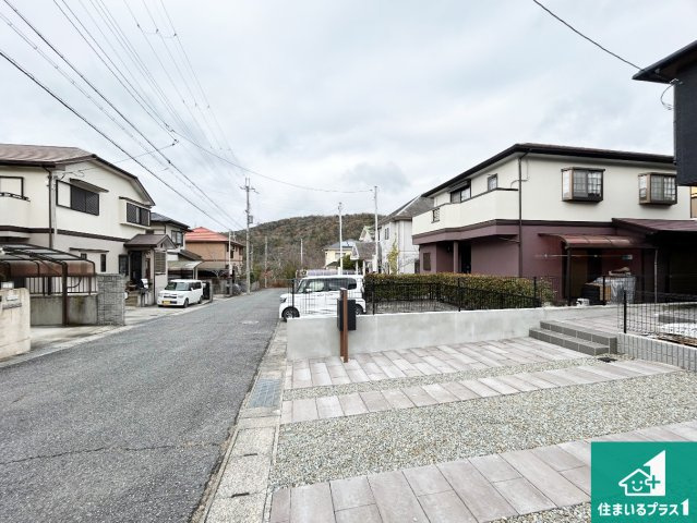 11(土)12(日)現地説明会　三田市つつじが丘北　限定1邸の前面道路含む現地写真|周辺は閑静な住宅街！前面道路広々で車の出し入れも便利です。駐車が苦手な方でも安心して車庫入れできます！
