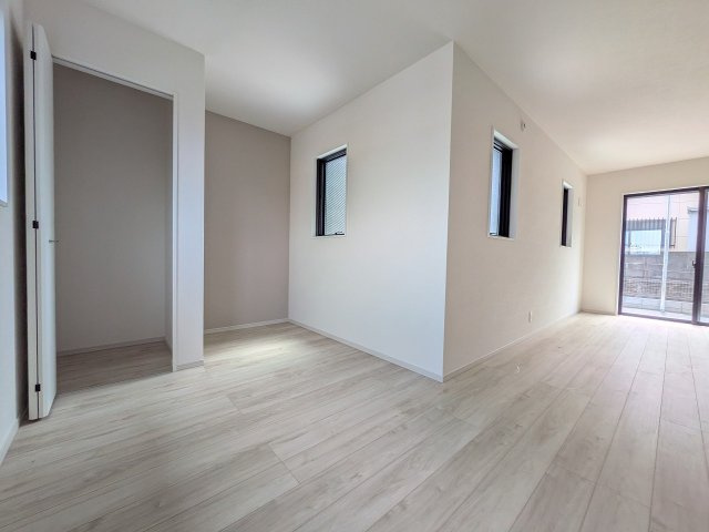 八王子市　上野町　新築一戸建て　１期の居間・リビング|～17.7帖の明るいLDKで、家族団欒の時間をお過ごしいただけます～