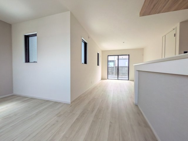八王子市　上野町　新築一戸建て　１期の内装|～17.7帖の明るいLDKで、家族団欒の時間をお過ごしいただけます～
