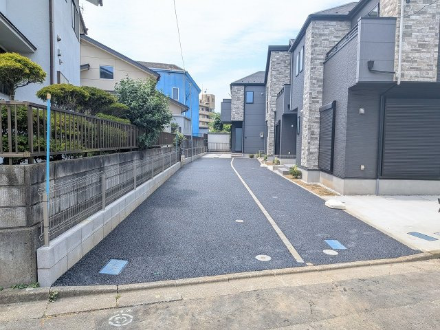 八王子市　上野町　新築一戸建て　１期の前面道路含む現地写真|～東側4.9ｍ道路に面しています～