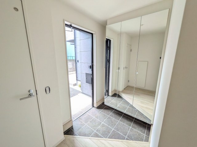 八王子市　上野町　新築一戸建て　１期の玄関|～全面ミラータイプのシューズボックスで、玄関ホールがより広く見えます～