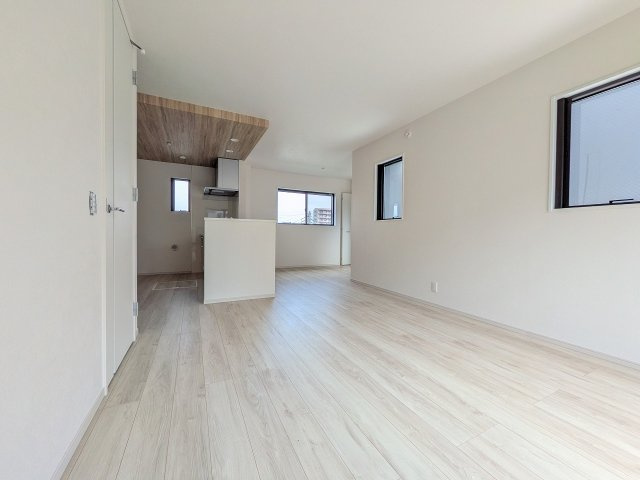 八王子市　上野町　新築一戸建て　１期の居間・リビング|～17.7帖の明るいLDKで、家族団欒の時間をお過ごしいただけます～