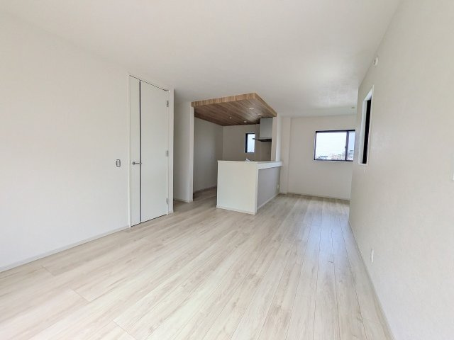 八王子市　上野町　新築一戸建て　１期の居間・リビング|～17.7帖の明るいLDKで、家族団欒の時間をお過ごしいただけます～