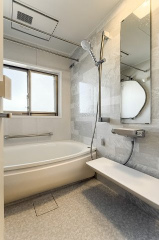 アスコットパーク両国石原の浴室|【バスルーム】暖房換気乾燥機付きシステムバスルーム。暖房・冷風・換気・乾燥など、毎日を快適に過ごせるうれしい機能が揃っています。雨の日の洗濯物も安心です。