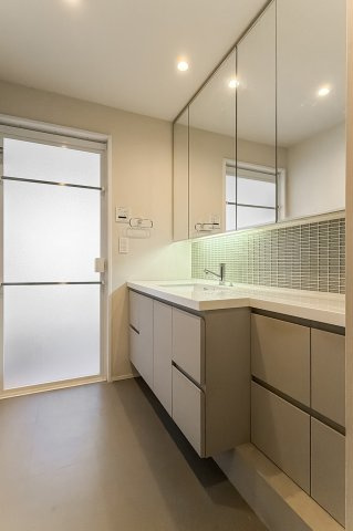 アスコットパーク両国石原の独立洗面台|【洗面化粧台】身だしなみを整えやすい事はもちろんですが、鏡の後ろに収納スペースを設ける事により、散らかりやすい洗面スペースをすっきりさせる事が出来るのも嬉しいですね