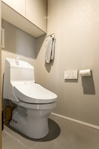 アスコットパーク両国石原のトイレ|【トイレ】 収納スペースをしっかりと確保した温水洗浄便座機能付きトイレ。温水洗浄便座は清潔にお使いいただくための大切なアイテムです。
