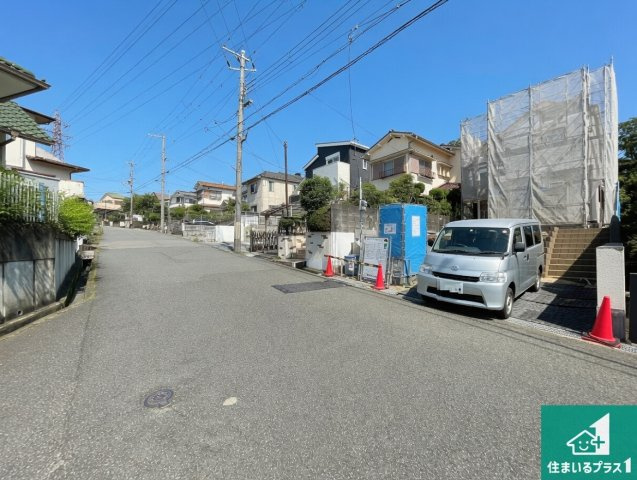 神戸市北区若葉台　新築一戸建ての前面道路含む現地写真|周辺は落ち着いた街並みの住宅地！子育てがしやすい住環境です！まだ未完成ですが、現地でしかわからない事もございます。是非一度ご覧ください。
