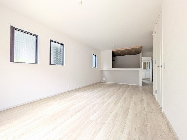 八王子市　上野町　新築一戸建て　１期の居間・リビング|～16.9帖の明るいLDKで、家族団欒の時間をお過ごしいただけます～