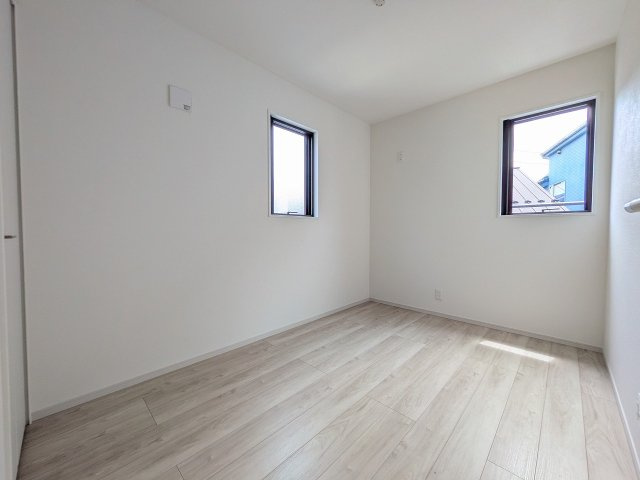 八王子市　上野町　新築一戸建て　１期の洋室|～2階4.3帖の洋室　2面採光で明るく風通しの良いお部屋です～