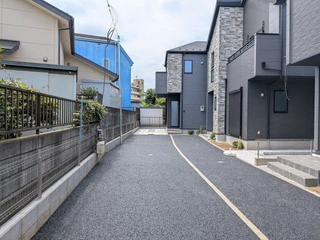 八王子市　上野町　新築一戸建て　１期の前面道路含む現地写真|～東側4.9ｍ道路に面しています～