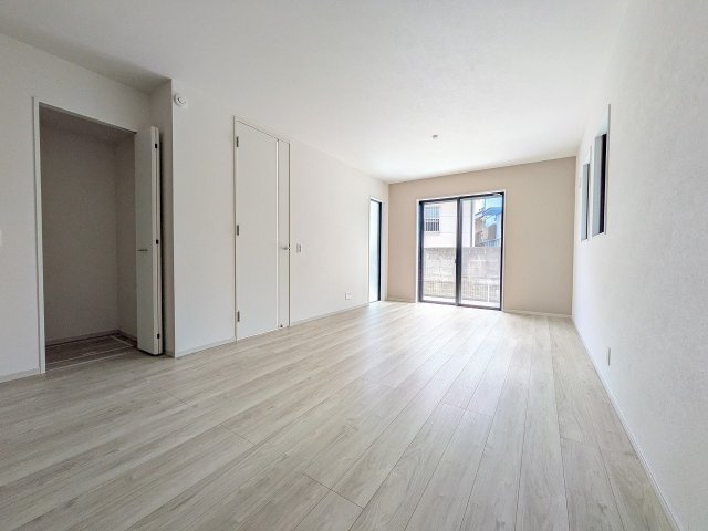 八王子市　上野町　新築一戸建て　１期の居間・リビング|～16.9帖の明るいLDKで、家族団欒の時間をお過ごしいただけます～