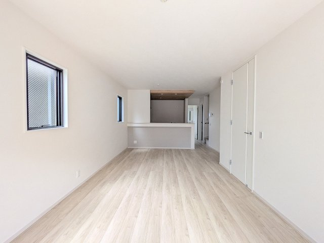 八王子市　上野町　新築一戸建て　１期の居間・リビング|～16.9帖の明るいLDKで、家族団欒の時間をお過ごしいただけます～