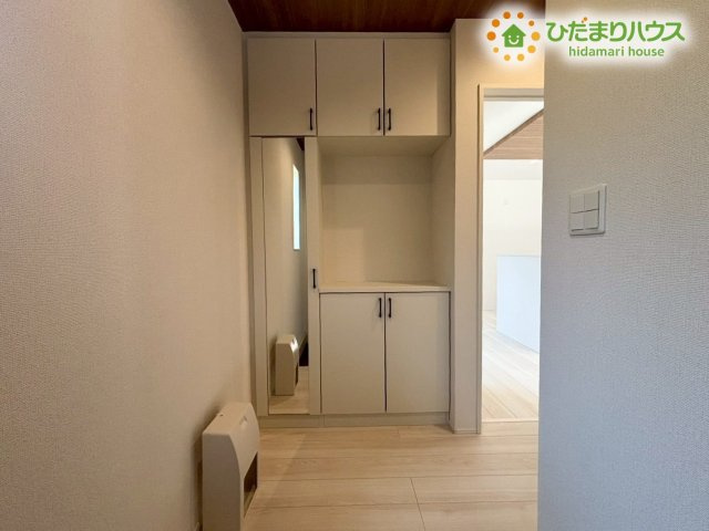 鴻巣市吹上本町　3期　新築一戸建て　グラファーレ　02　の収納|たっぷり入る大容量のシューズボックスを備えた玄関ホールです！ご家族全員の靴をすっきり整理整頓でき、いつでも綺麗な玄関をキープ♪身支度に必要な小物の収納にも便利で、忙しい朝も気持ちよく過ごせます！