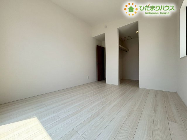 鴻巣市吹上本町　3期　新築一戸建て　グラファーレ　02　の寝室|温かみのある明るい洋室は主寝室にぴったりです！大型のクローゼットを備えており、衣類や季節の荷物もすっきり収納♪広々とした空間でお気に入りの家具を配置でき、心地よい睡眠時間を叶えてくれます！