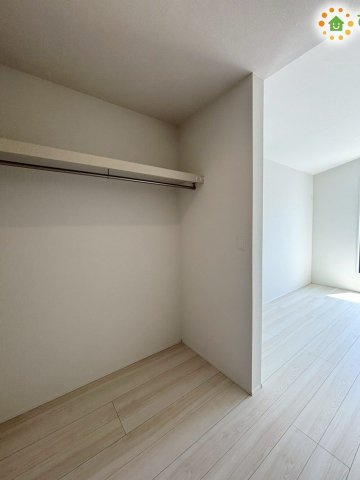 鴻巣市吹上本町　3期　新築一戸建て　グラファーレ　02　の収納|ウォークインタイプのクローゼットを備えた収納力抜群の空間です！ハンガーパイプと上部棚があり、丈の長い服もシワにならずスッキリ収納♪お部屋に物が溢れず、住空間を広く快適に使うことができます！